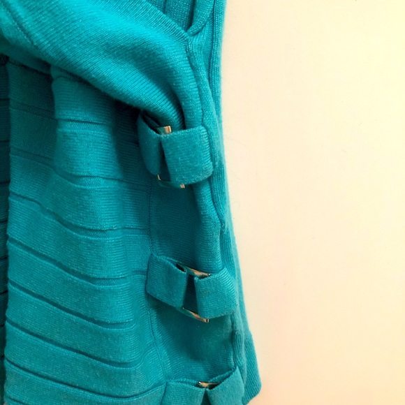 Turquoise short sleeve sweater from Le Chateau. - Picture 4 of 4